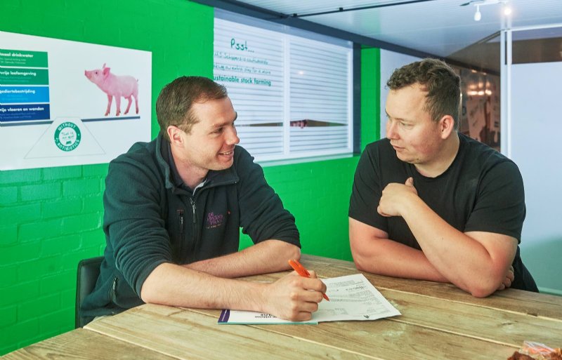 Dierenarts Fabrice Ariës en bedrijfsleider Leon Rijkers.