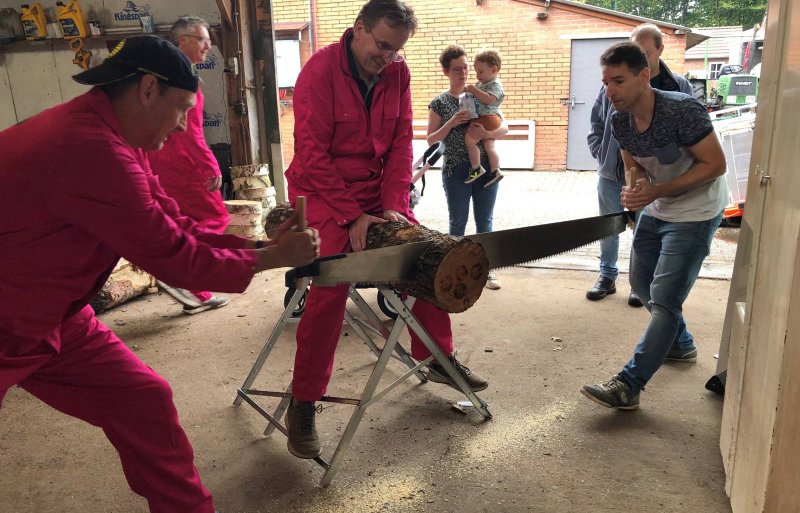 Zagen van houtschijven voor het maken van een insectenhotel.