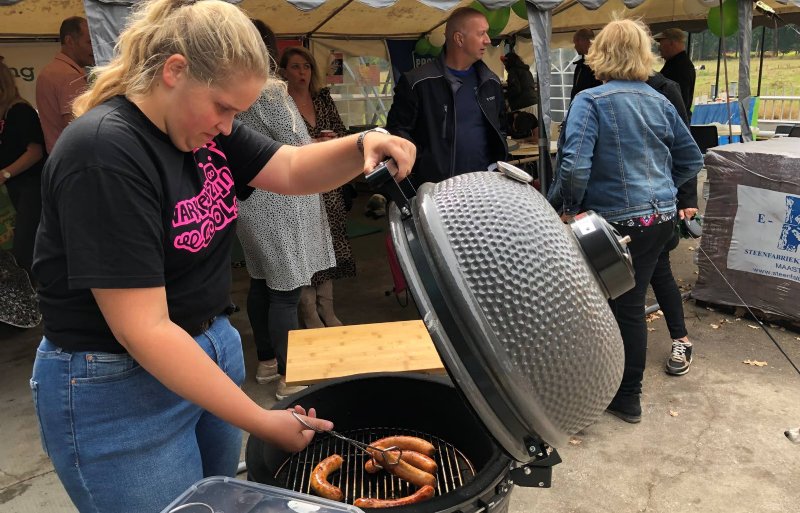 Van varkens kunnen worden ontzettend veel lekkere en nuttige dingen worden gemaakt. Bezoekers mogen daar wat van proeven bij Van Son.