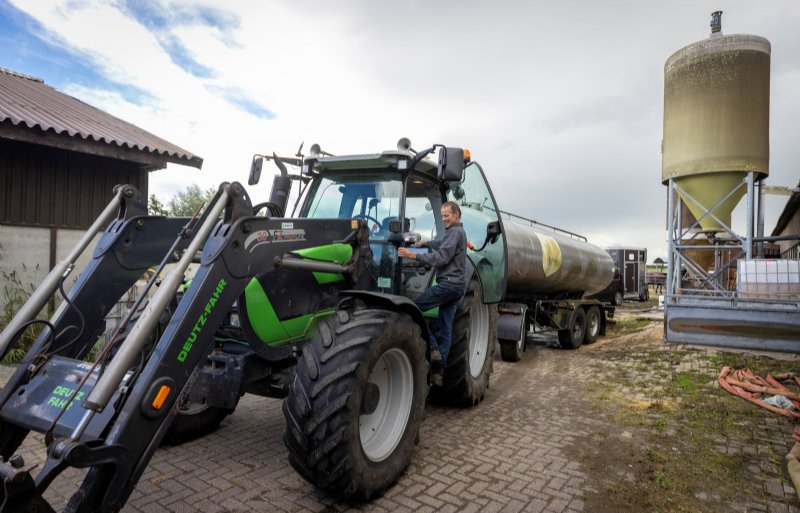 Een van de zelfkazers brengt zijn vrachtje wei bij Spruit.