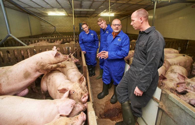 Ron van den Boomen in overleg met Lydie van den Crommenacker-Konings, Arjan van der Heide en Steven Van Colen.