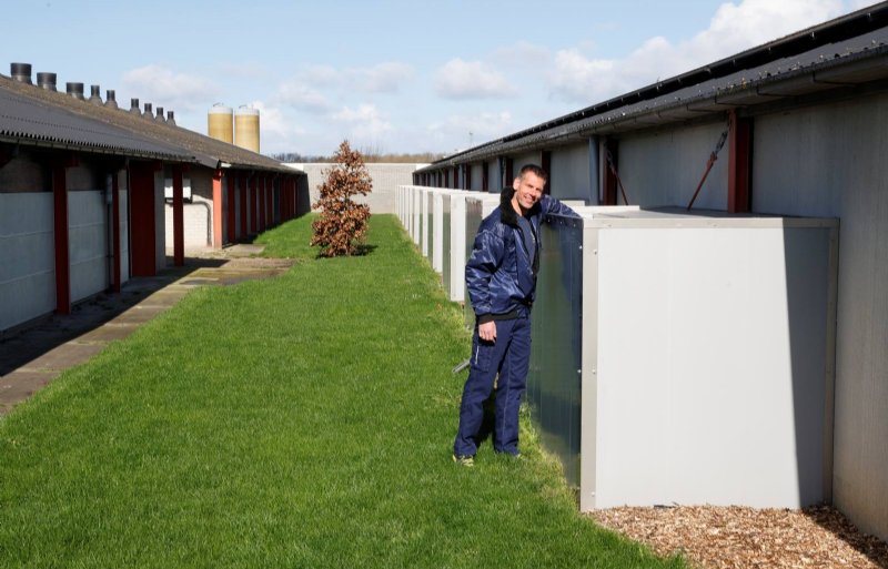 Voor de luchtinlaten zijn 1,5 meter hoge geleidingsbakken geplaatst.