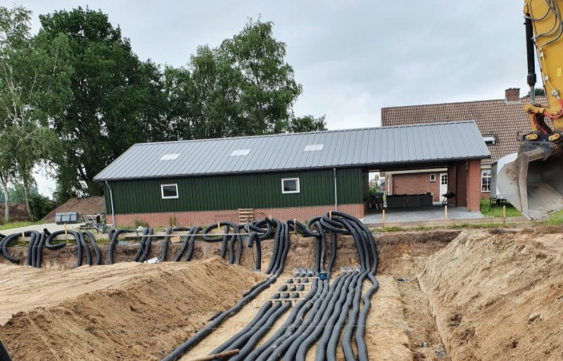 Aanleg grondbuizen voor aanvoer verse lucht naar strooiselstal Tijink.