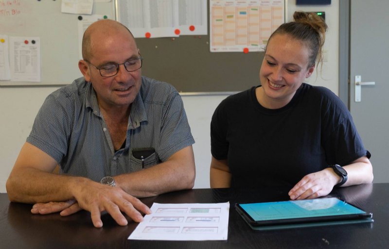 Mark van Dijk en Lydie van den Crommenacker-Konings spreken de bevindingen van het griepproject door.
