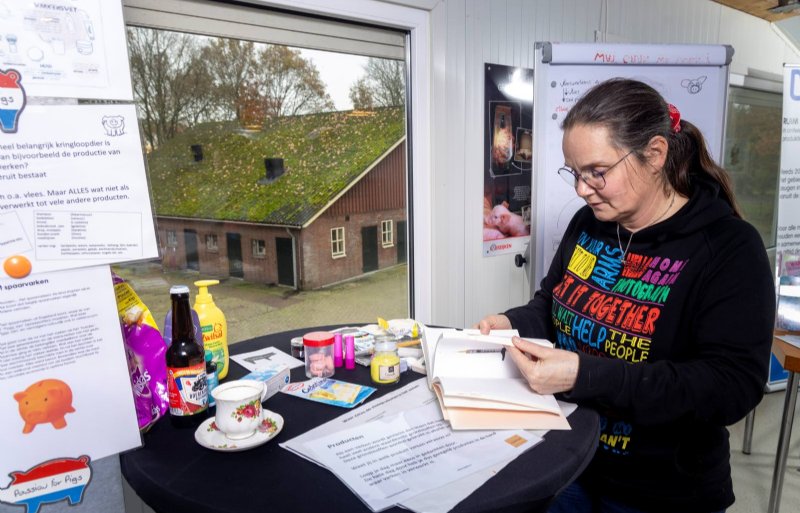 Marije Brummelhuis-Thybaut kan als educatieboer kinderen uren boeien met leuke varkensweetjes.