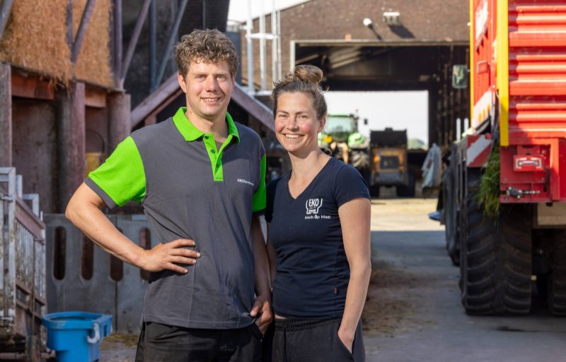 Bij Gerben en Lisa Kool draait het om diergezondheid, werkgemak en resultaat. Met preventief werken minimaliseren ze de risico's. Zo vaccineert hun vermeerderaar de biologische biggen tegen circo, mycoplasma, PRRS en PIA. Op de laadklep krijgt elke big een APP-vaccinatie, die drie weken later wordt herhaald. Na elke ronde worden de opleghokken en voerbakken grondig schoongemaakt.
