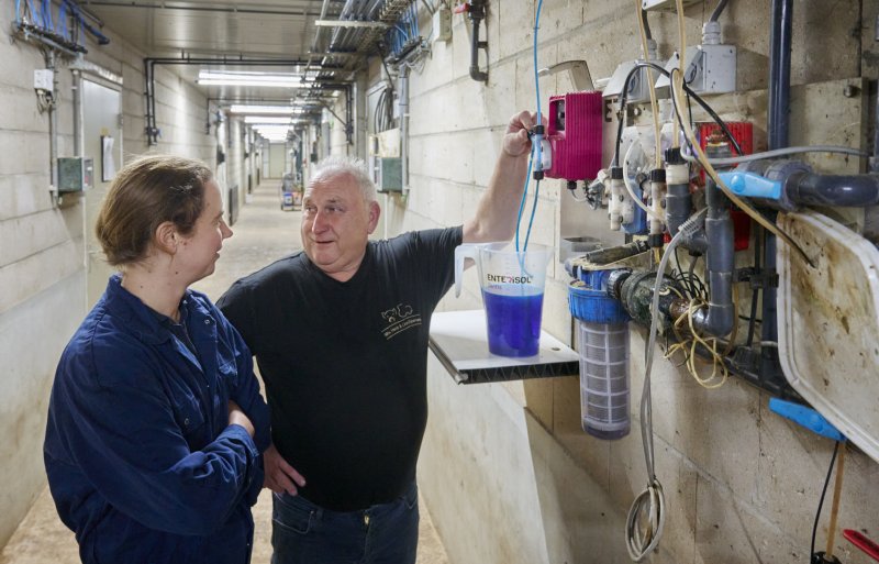 Henk Eijkemans en varkensdierenarts Leonie de Louw zijn content met de resultaten van de dier- en mensvriendelijke vaccinatiemethode.