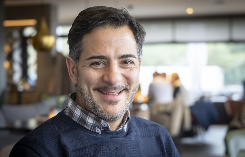 Sebastián Figueras Gourgues studeerde in 2001 af als dierenarts aan de Cardenal Herrera Universiteit in Valencia.